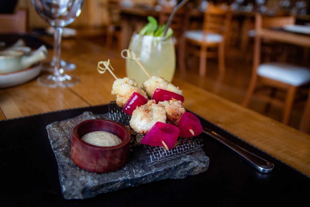Breaded white-meat skewers with red onion