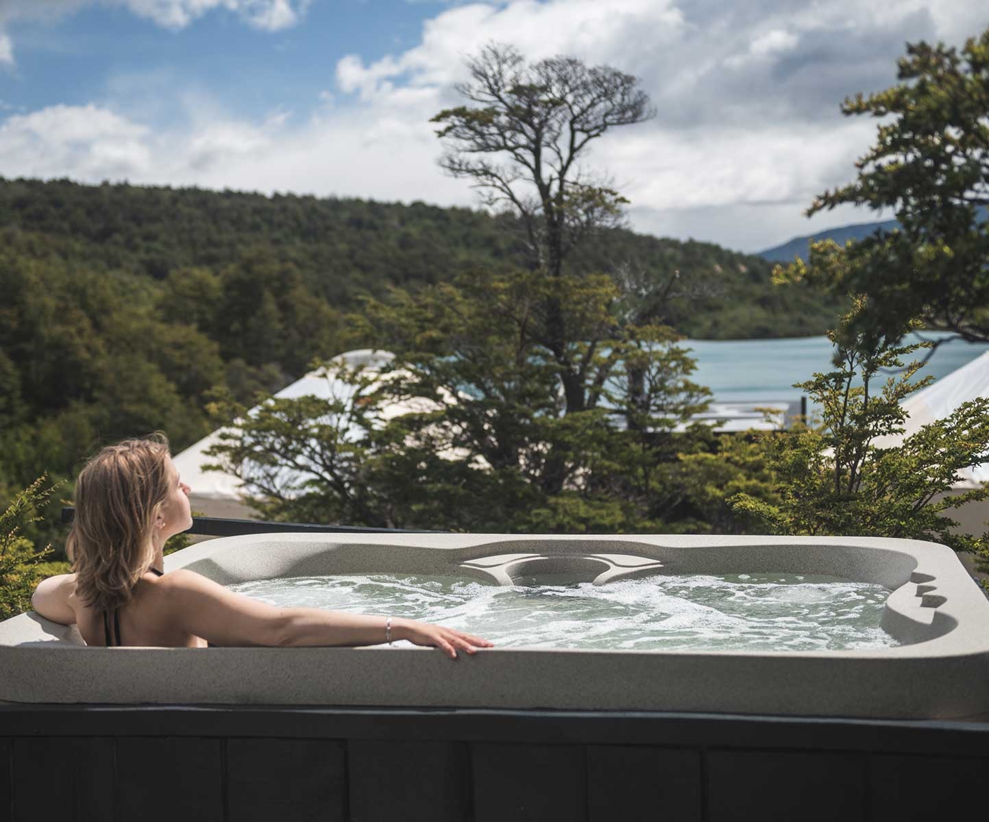 deluxe-jacuzzi-exterior-2