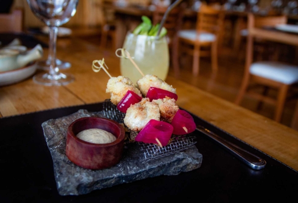 Breaded white-meat skewers with red onion